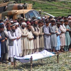 Afganos rezan durante un funeral por las víctimas de los terremotos en la aldea de Mazar Dara, en el distrito de Nurgal, provincia de Kunar, al este de Afganistán. El terremoto causó la muerte de más de 1400 personas y heridas a más de 3300, según informaron las autoridades talibanes, convirtiéndolo en uno de los más mortíferos en décadas en azotar el empobrecido país. | Foto:Aimal Zahir / AFP