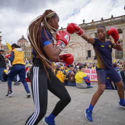 Deportistas entrenan durante una manifestación solicitando la revisión de los recursos asignados al sector deportivo, en la Plaza de Bolívar, en Bogotá, capital de Colombia. | Foto:Xinhua/Andrés Moreno