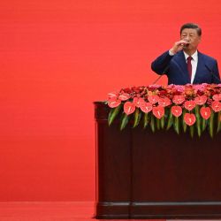 El presidente de China, Xi Jinping, bebe vino tras brindar en una recepción en el Gran Salón del Pueblo. | Foto:JADE GAO / AFP