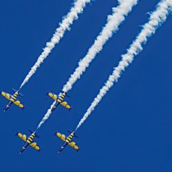 Imagen de pilotos del equipo acrobático Abejas Bálticas realizando una presentación con aviones L-39C Albatros durante el Salón Aeronáutico Internacional de Bucarest 2025 (BIAS, por sus siglas en inglés), celebrado en el aeródromo de Baneasa, en Bucarest, Rumanía. Más de 100 aviones civiles y militares, así como más de 200 pilotos y paracaidistas, participan en la 15 edición del BIAS, el mayor salón aeronáutico de Rumanía. | Foto:Xinhua/Cristian Cristel