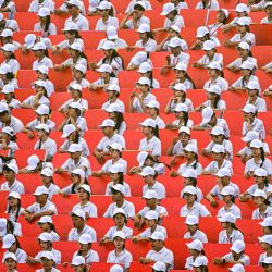 Jóvenes sentados en una tribuna durante un desfile con motivo del 80.º Día Nacional de Vietnam en Hanói. | Foto:NHAC NGUYEN / AFP