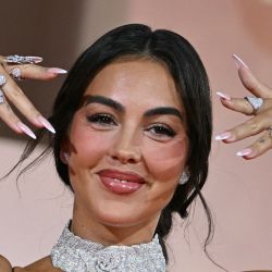 La modelo española Georgina Rodríguez asiste a la alfombra roja de la película "Padre, Madre, Hermana, Hermano", presentada en competición en el 82.º Festival Internacional de Cine de Venecia, en el Lido de Venecia. | Foto:STEFANO RELLANDINI / AFP