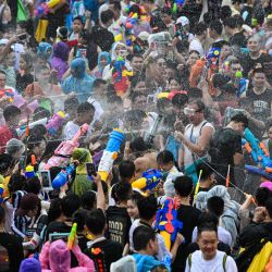 Personas asisten a un festival del agua celebrado en el distrito autónomo li y miao de Baoting, en la provincia de Hainan, en el sur de China. | Foto:Xinhua/Pu Xiaoxu