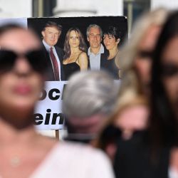 Personas asisten a una conferencia de prensa y una manifestación en apoyo a las víctimas del delincuente sexual Jeffrey Epstein y su cómplice, Ghislaine Maxwell, frente al Capitolio de los Estados Unidos en Washington, D.C.. Un comité de la Cámara de Representantes de EE. UU. publicó el primer lote de documentos de la investigación sobre el conocido delincuente sexual Jeffrey Epstein, un caso que se ha convertido en un foco de atención política para la administración Trump. | Foto:Roberto Schmidt / AFP