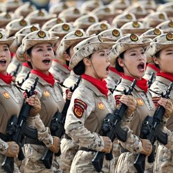 Soldados femeninos chinos marchan durante un desfile militar conmemorativo del 80.º aniversario de la victoria sobre Japón y el fin de la Segunda Guerra Mundial, en la plaza de Tiananmén de Pekín. | Foto:PEDRO PARDO / AFP
