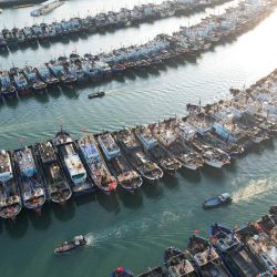 Vista aérea tomada con un dron de buques anclados en un puerto para refugiarse del tifón Podul, en Xiamen, en la provincia de Fujian, en el sureste de China. | Foto:Xinhua/Zeng Demeng