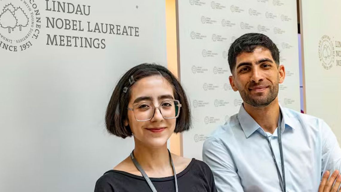 Dos jóvenes egresados de la UNC participaron en encuentro con Premios Nobel de Economía