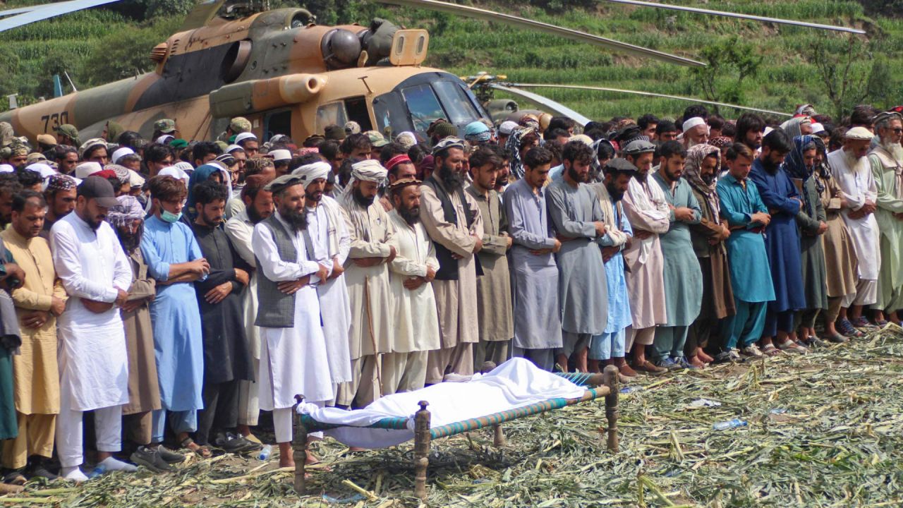 Afganos rezan durante un funeral por las víctimas de los terremotos en la aldea de Mazar Dara, en el distrito de Nurgal, provincia de Kunar, al este de Afganistán. El terremoto causó la muerte de más de 1400 personas y heridas a más de 3300, según informaron las autoridades talibanes, convirtiéndolo en uno de los más mortíferos en décadas en azotar el empobrecido país. | Foto:Aimal Zahir / AFP