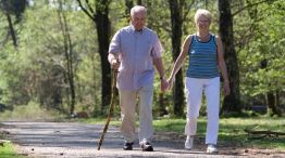 Caminar más rápido después de los 60 puede mejorar tu salud.