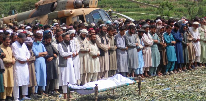 Afganos rezan durante un funeral por las víctimas de los terremotos en la aldea de Mazar Dara, en el distrito de Nurgal, provincia de Kunar, al este de Afganistán. El terremoto causó la muerte de más de 1400 personas y heridas a más de 3300, según informaron las autoridades talibanes, convirtiéndolo en uno de los más mortíferos en décadas en azotar el empobrecido país.