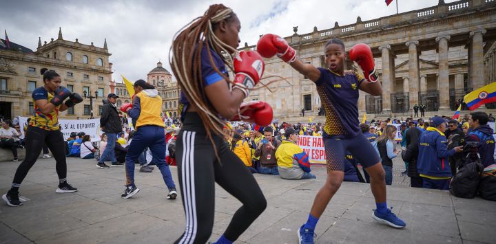 Deportistas entrenan durante una manifestación solicitando la revisión de los recursos asignados al sector deportivo, en la Plaza de Bolívar, en Bogotá, capital de Colombia.