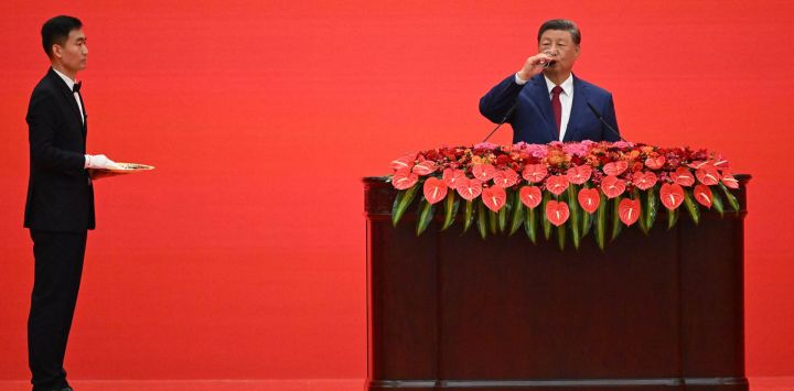 El presidente de China, Xi Jinping, bebe vino tras brindar en una recepción en el Gran Salón del Pueblo.