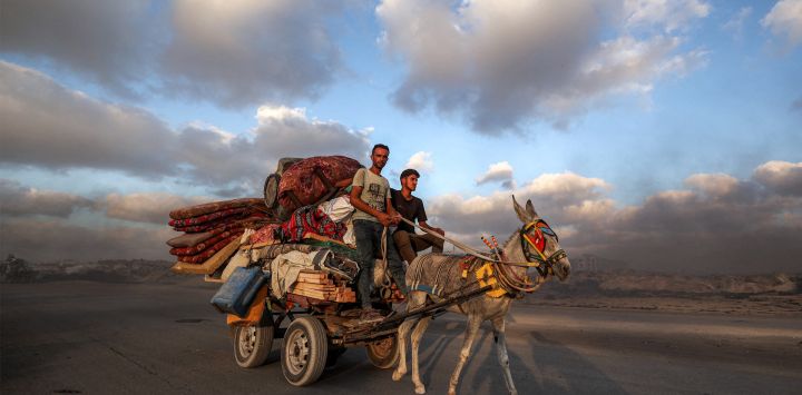 Hombres viajan en una carreta tirada por burros, cargada con una cisterna, colchones, ropa de cama y tiendas de campaña, avanzando por la carretera costera mientras la gente evacua hacia el sur desde la ciudad de Gaza. Israel intensificó su despliegue militar cuando los reservistas comenzaron a responder a las órdenes de reclutamiento antes de una ofensiva planeada sobre la ciudad de Gaza, a pesar de la creciente presión nacional e internacional para poner fin a la campaña de casi dos años en el territorio palestino.