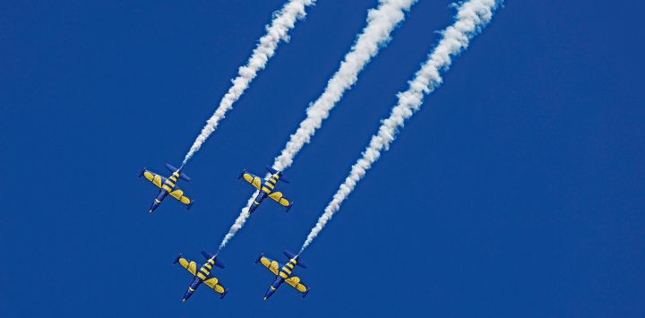 Imagen de pilotos del equipo acrobático Abejas Bálticas realizando una presentación con aviones L-39C Albatros durante el Salón Aeronáutico Internacional de Bucarest 2025 (BIAS, por sus siglas en inglés), celebrado en el aeródromo de Baneasa, en Bucarest, Rumanía. Más de 100 aviones civiles y militares, así como más de 200 pilotos y paracaidistas, participan en la 15 edición del BIAS, el mayor salón aeronáutico de Rumanía.