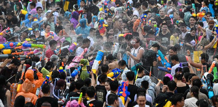 Personas asisten a un festival del agua celebrado en el distrito autónomo li y miao de Baoting, en la provincia de Hainan, en el sur de China.