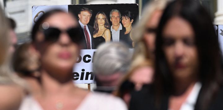 Personas asisten a una conferencia de prensa y una manifestación en apoyo a las víctimas del delincuente sexual Jeffrey Epstein y su cómplice, Ghislaine Maxwell, frente al Capitolio de los Estados Unidos en Washington, D.C.. Un comité de la Cámara de Representantes de EE. UU. publicó el primer lote de documentos de la investigación sobre el conocido delincuente sexual Jeffrey Epstein, un caso que se ha convertido en un foco de atención política para la administración Trump.