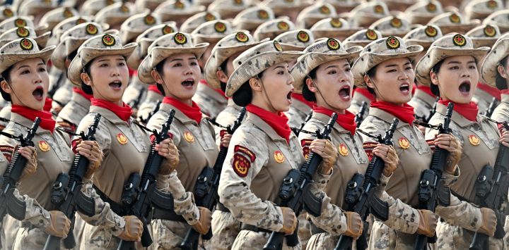 Soldados femeninos chinos marchan durante un desfile militar conmemorativo del 80.º aniversario de la victoria sobre Japón y el fin de la Segunda Guerra Mundial, en la plaza de Tiananmén de Pekín.