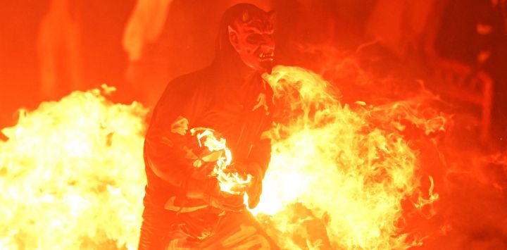 Un joven enmascarado asiste al "Festival de la Bola de Fuego" en Nejapa, El Salvador. Esta fiesta tradicional, que data de 1922, se celebra en honor a San Jerónimo y recuerda la erupción del volcán de San Salvador en 1658 que destruyó Nejapa.