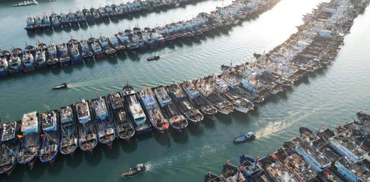 Vista aérea tomada con un dron de buques anclados en un puerto para refugiarse del tifón Podul, en Xiamen, en la provincia de Fujian, en el sureste de China.