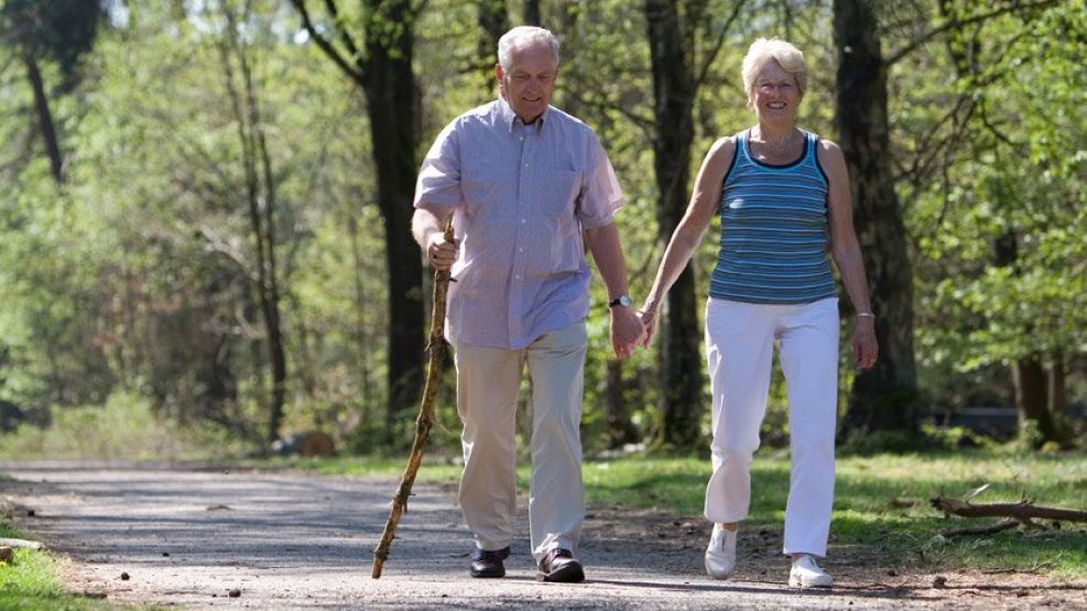 Caminar más rápido después de los 60 puede mejorar tu salud.
