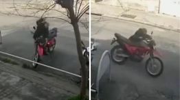 Así roban una moto a plena luz del día en menos de un minuto.