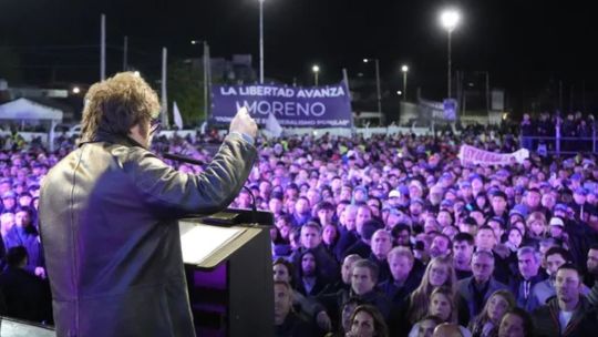 Cuestionan al Gobierno por la presencia de barrabravas en el acto de Javier Milei en Moreno