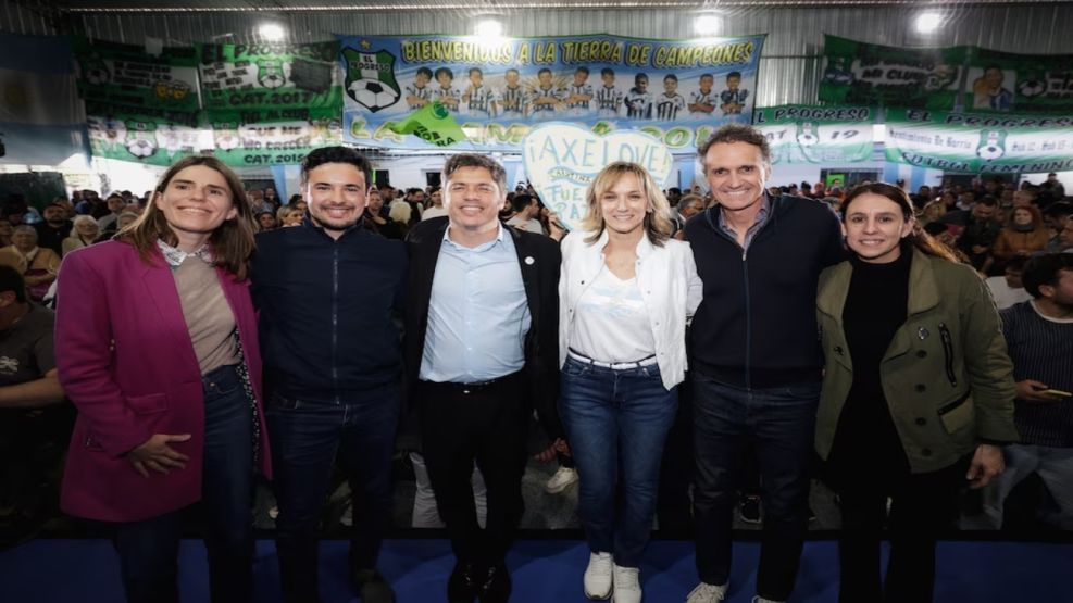 Axel Kicillof cerró campaña junto a Sergio Massa y Malena Galmarini en Tigre, donde apuntó contra Javier Milei - Image 1