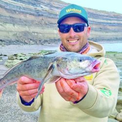 Entre acantilados, viento helado y mareas precisas, exploramos uno de los pesqueros más imponentes del sur argentino. Piezas de gran porte, paisajes extremos y una experiencia que exige todo del pescador costero