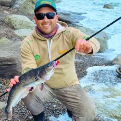 Entre acantilados, viento helado y mareas precisas, exploramos uno de los pesqueros más imponentes del sur argentino. Piezas de gran porte, paisajes extremos y una experiencia que exige todo del pescador costero