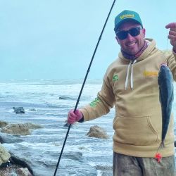 Entre acantilados, viento helado y mareas precisas, exploramos uno de los pesqueros más imponentes del sur argentino. Piezas de gran porte, paisajes extremos y una experiencia que exige todo del pescador costero