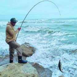 Entre acantilados, viento helado y mareas precisas, exploramos uno de los pesqueros más imponentes del sur argentino. Piezas de gran porte, paisajes extremos y una experiencia que exige todo del pescador costero