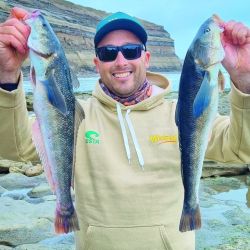 Entre acantilados, viento helado y mareas precisas, exploramos uno de los pesqueros más imponentes del sur argentino. Piezas de gran porte, paisajes extremos y una experiencia que exige todo del pescador costero