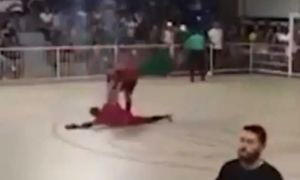 Atajó un penal en un torneo, se desvaneció y murió.