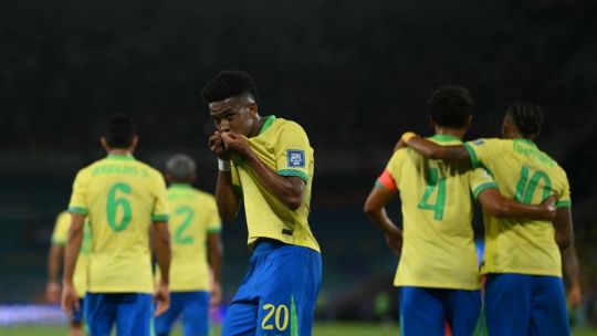 Estevão celebra su primer gol con Brasil