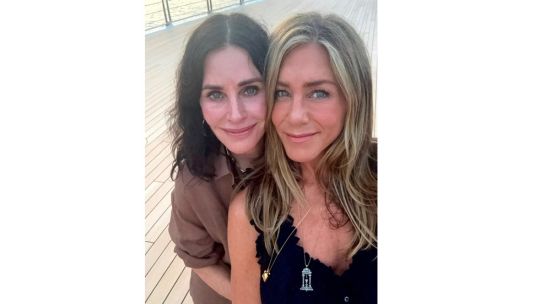 Jennifer Aniston (56) peinando a Courteney Cox (61): de Friends a la vida real, Rachel y Mónica comparten tips para el pelo