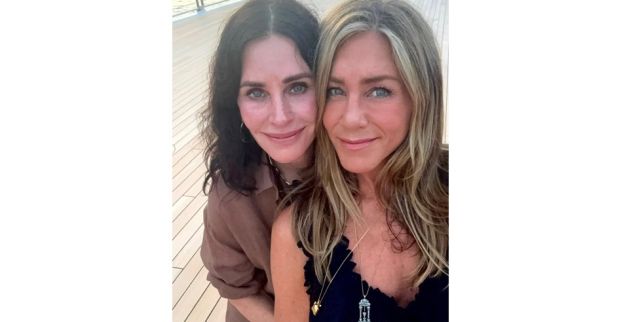 Jennifer Aniston (56) peinando a Courteney Cox (61)