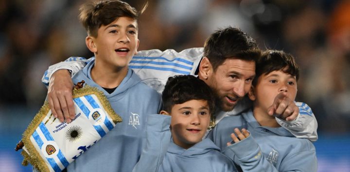 Buenos Bild & Inspiration Messi bags a brace, enjoys last World Cup qualifier to fullest