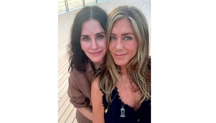 Jennifer Aniston (56) peinando a Courteney Cox (61): de Friends a la vida real, Rachel y Mónica comparten tips para el pelo