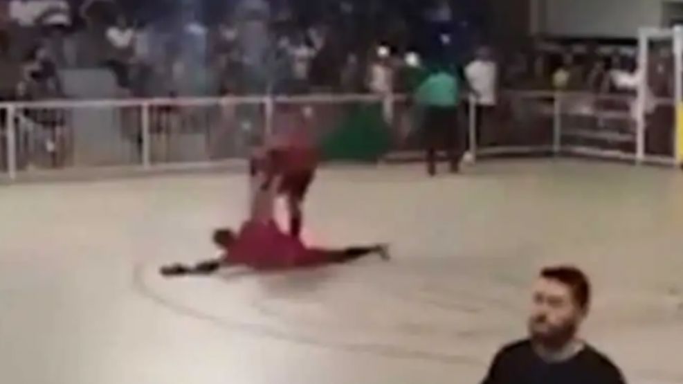 Atajó un penal en un torneo, se desvaneció y murió.