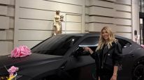 Wanda Nara junto a su nuevo y lujoso auto