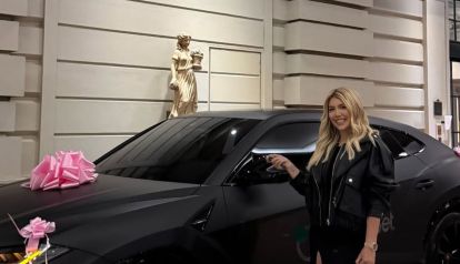 Wanda Nara junto a su nuevo y lujoso auto