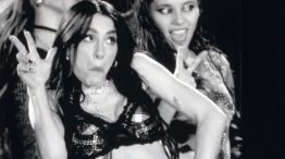 Lali haciendo el tres