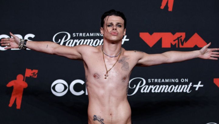 La dramática llegada de Yungblud a la red carpet de los MTV Video Music Awards 2025