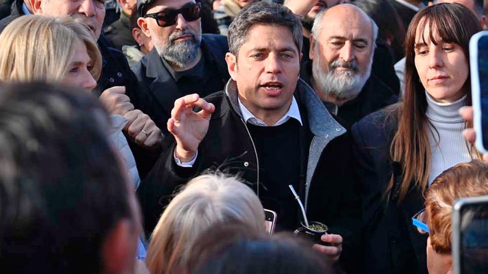 Kicillof mandó armar un escenario para los festejos y el peronismo convoca a un banderazo - Image 2