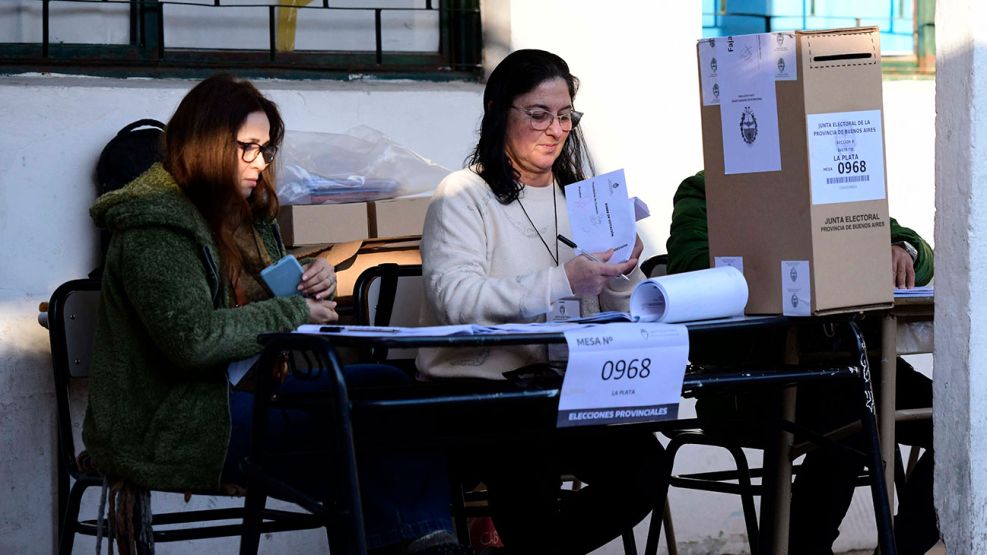 Nueva encuesta revela el dominio peronista en territorio bonaerense ante un Milei debilitado