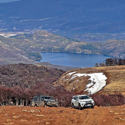 Travesía off road hasta la cascada congelada de Esquel, que en verano forma los túneles de hielo.