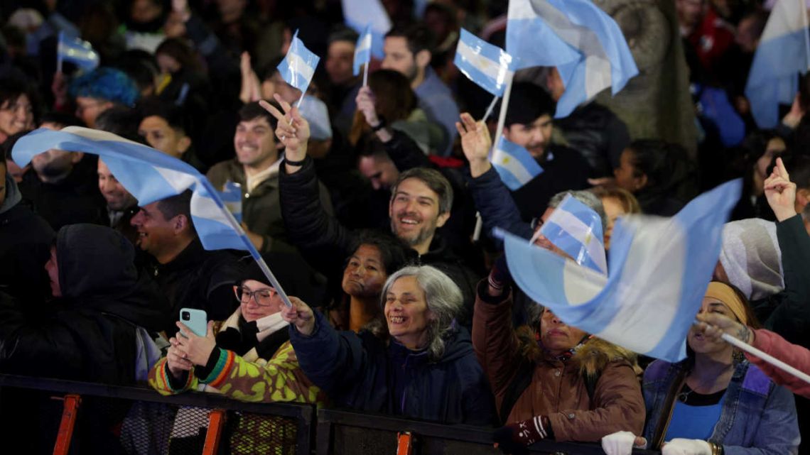 Amplio triunfo del peronismo por 13 puntos de diferencia: Fuerza Patria 46,95% y LLA 33,86% 