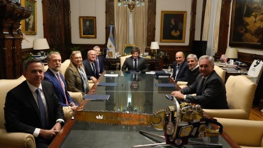 En medio de la disparada del dólar, Luis Caputo y Javier Milei se reúnen de urgencia con el presidente del BID
