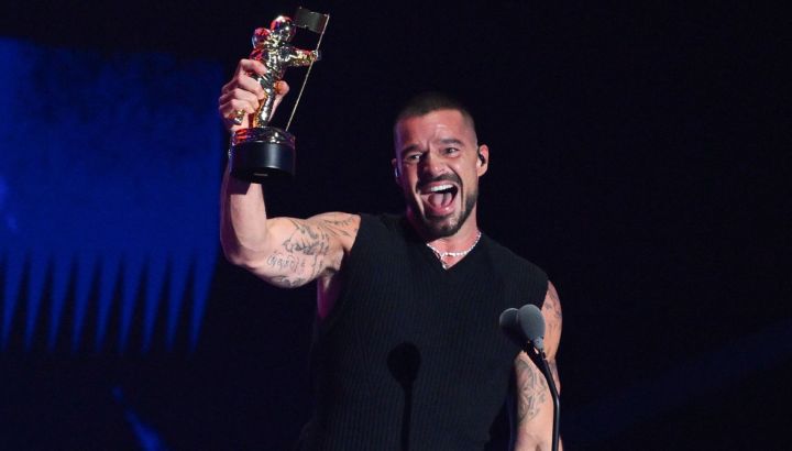 Ricky Martin deslumbró en los MTV VMAs 2025 con su look, cantó y recibió un premio