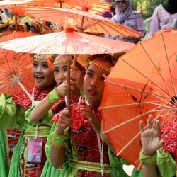 Bailarinas asisten al Festival de los Paraguas en el Taman Balekambang, en Surakarta, Java Central, Indonesia. | Foto:Xinhua/Bram Selo